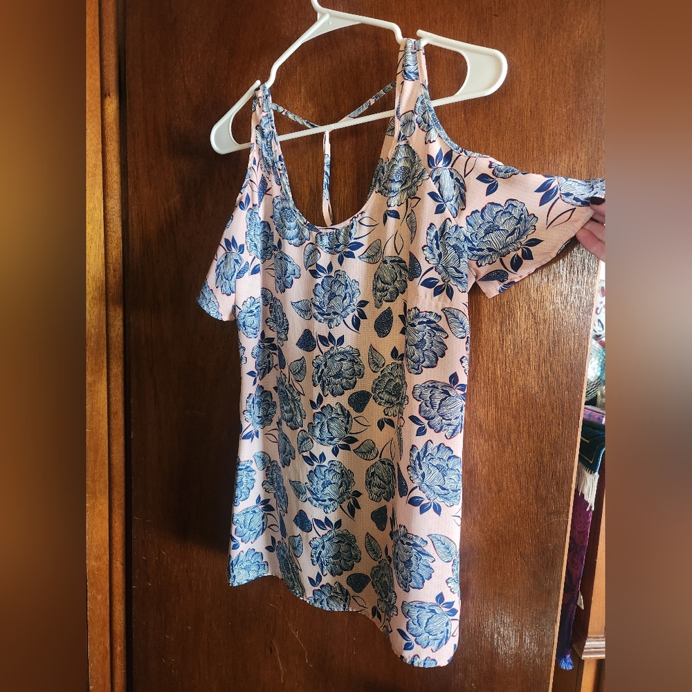 Kut from the Kloth Blue and White Flutter Sleeve Blouse with Cut Out